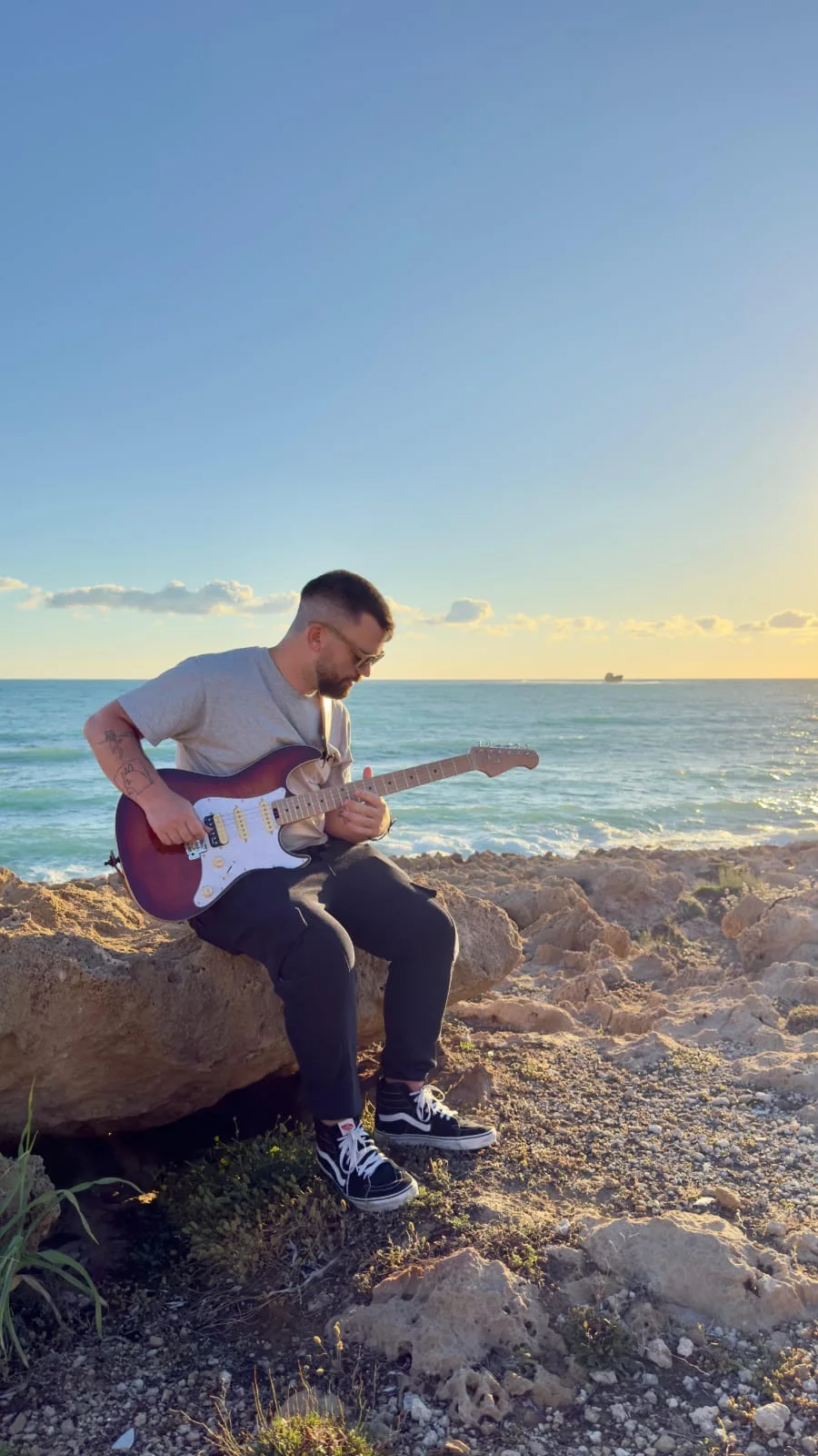 Felix Langenmair spielt Gitarre am Meer, Paphos